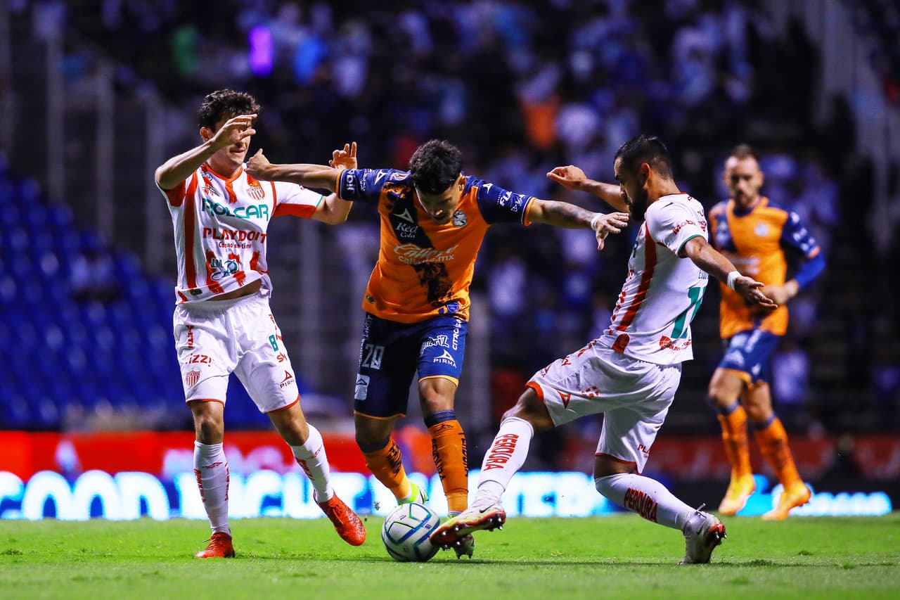 Necaxa evitó la derrota en el inicio de la Jornada 9 ante Puebla con un gol tardío de Agustín Oliveros que silenció el Estadio Cuauhtémoc. La Franja inició ganando con un tanto de Martín Barragán al minuto 15. Pero Facundo Batista encontraría el empate en el amanecer del segundo tiempo. Después Jordi Cortizo daría la vuelta para Puebla con un golazo que fue opacado por la acción de Oliveros.