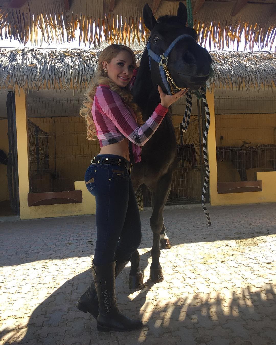 No sabemos si aún tiene los tigres, de lo que estamos seguros es que ella y su familia tienen también una gran pasión por los caballos.