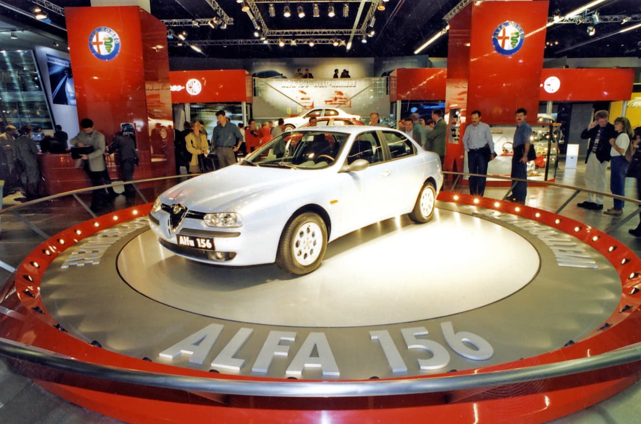 En 1997 durante el Frankfurt Motor Show, aparecía el Alfa Romeo 156. Un vehículo considerado por muchos como ‘revolucionario’ por reemplazar líneas por curvas.