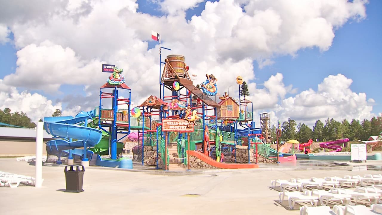 Gator Splash, es una estructura acuática para que los niños se diviertan, chapoteen y se deslicen en los toboganes.