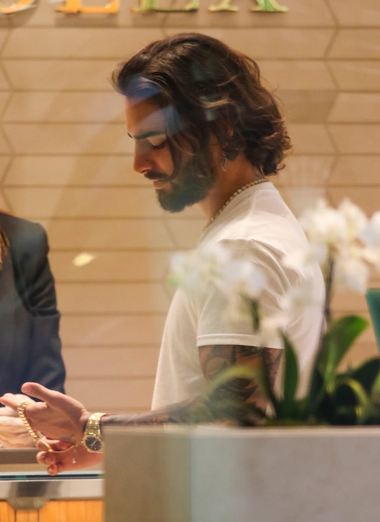 Como ha hecho
<b><a href="https://www.univision.com/entretenimiento/uno-mas-para-su-coleccion-maluma-sale-de-almorzar-y-se-compra-un-reloj-de-16-900-dolares-fotos">en ocasiones anteriores</a></b>, se probó algunos modelos.