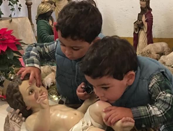 Bibi Gaytán nos presume cómo celebra la Navidad a lado de sus hijos. La actriz compartió esta imagen con la siguiente leyenda: "Cuando ellos nos enseñan el verdadero significado de la Navidad!! 🎄 🙏🏻❤️😍".