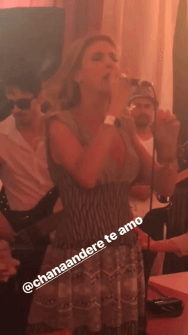 También estuvo presente la actriz Chantal Andere, quien interpretó una romántica melodía.