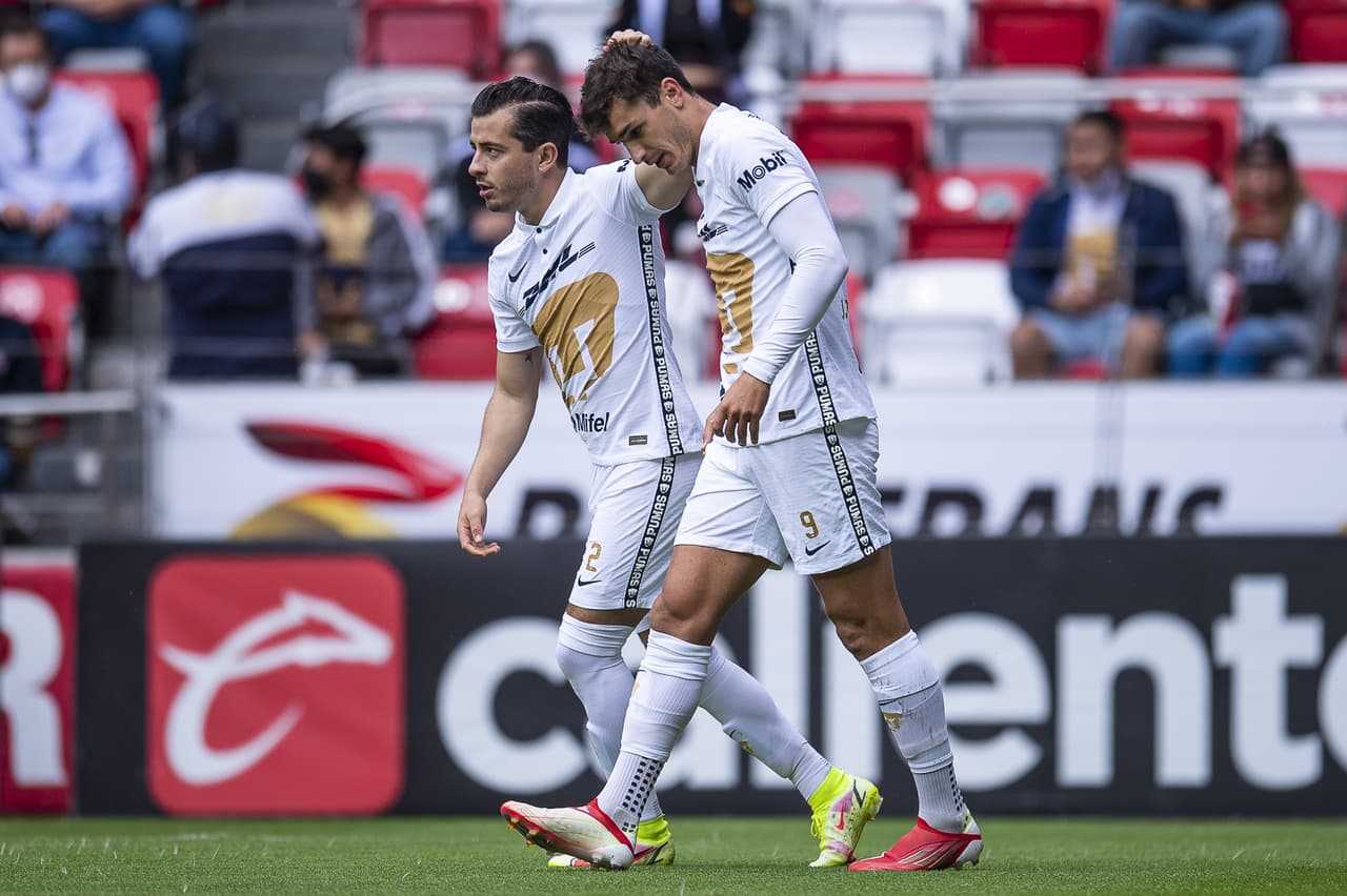Toluca se impone en su casa 2-1 ante los Pumas de la UNAM, durante las séptima fecha del torneo de Apertura 2021 de la Liga MX. Juan Ignacio Dinneno abrió el marcador al minuto 8' tras cobrar un penal, sin embargo, los 'Diablos Rojos' remontaron con anotaciones de Rubens Sambueza (19') y Alexis Canelo (70').
