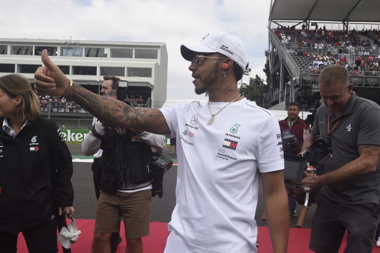 El británico era el hombre más buscado en el Autódromo Hermanos Rodríguez, pues apenas con terminar la carrera estaba listo para un nuevo título.