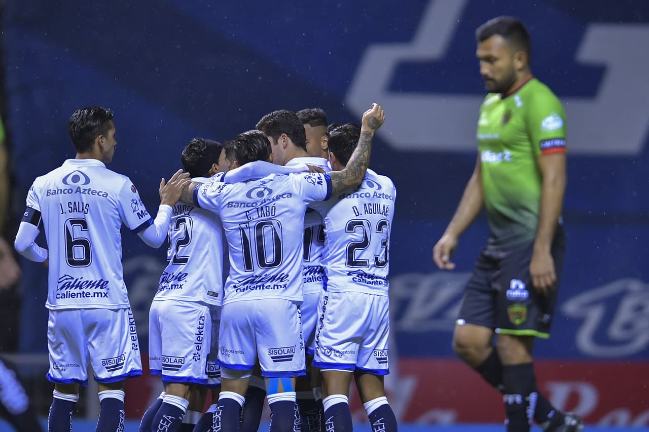 Santiago Ormeño (5’, 51’, 70’) se sirvió con la cuchara grande y marcó triplete en un partido donde al Puebla le salió todo. Cristian Tabó (43’) hizo el cuarto para los poblanos. Los locales llegaron a 8 unidades y los Bravos se quedaron con 5.