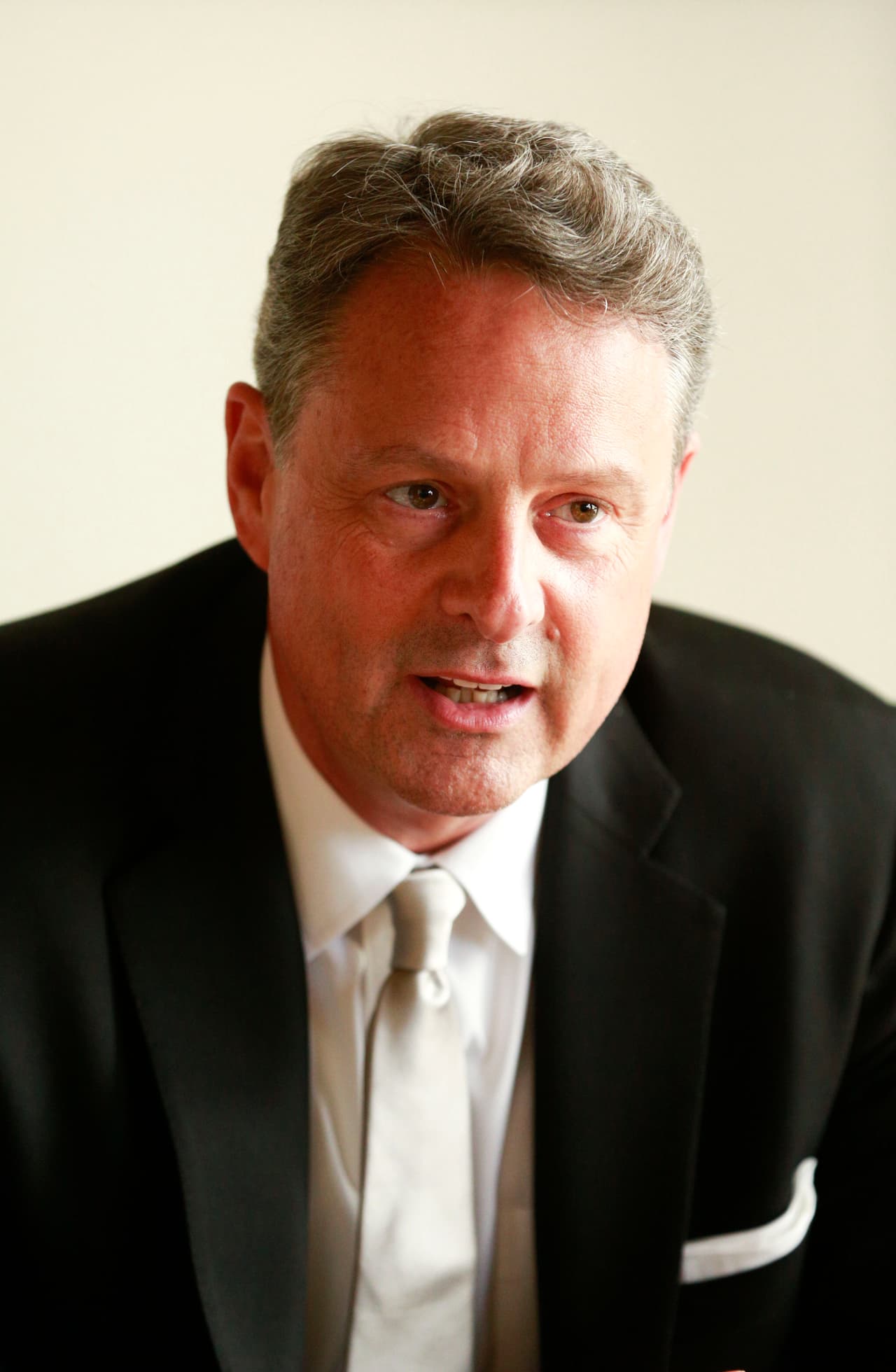 <b>John Feeley</b>,
<b>embajador de EEUU en Panamá</b>,
<a href="https://www.univision.com/noticias/politica/embajador-de-eeuu-en-panama-renuncia-a-su-cargo-por-no-poder-trabajar-con-trump">presentó su renuncia a finales de diciembre de 2017.</a> La dimisión fue conocida públicamente el 12 de enero, el mismo día que el presidente
<b><a href="https://www.univision.com/temas/donald-trump" target="_blank">Donald Trump</a></b> generó un revuelo nacional e internacional por
<b><a href="https://www.univision.com/noticias/politica/trump-califica-de-paises-de-mierda-a-algunos-lugares-que-son-origen-de-la-inmigracion" target="_blank">sus comentarios sobre los “países de mierda” que mandan inmigrantes a EEUU</a></b>. En la carta de renuncia Feeley explicó que dejaba su carrera de 35 años porque no es capaz de “servir fielmente al presidente”.