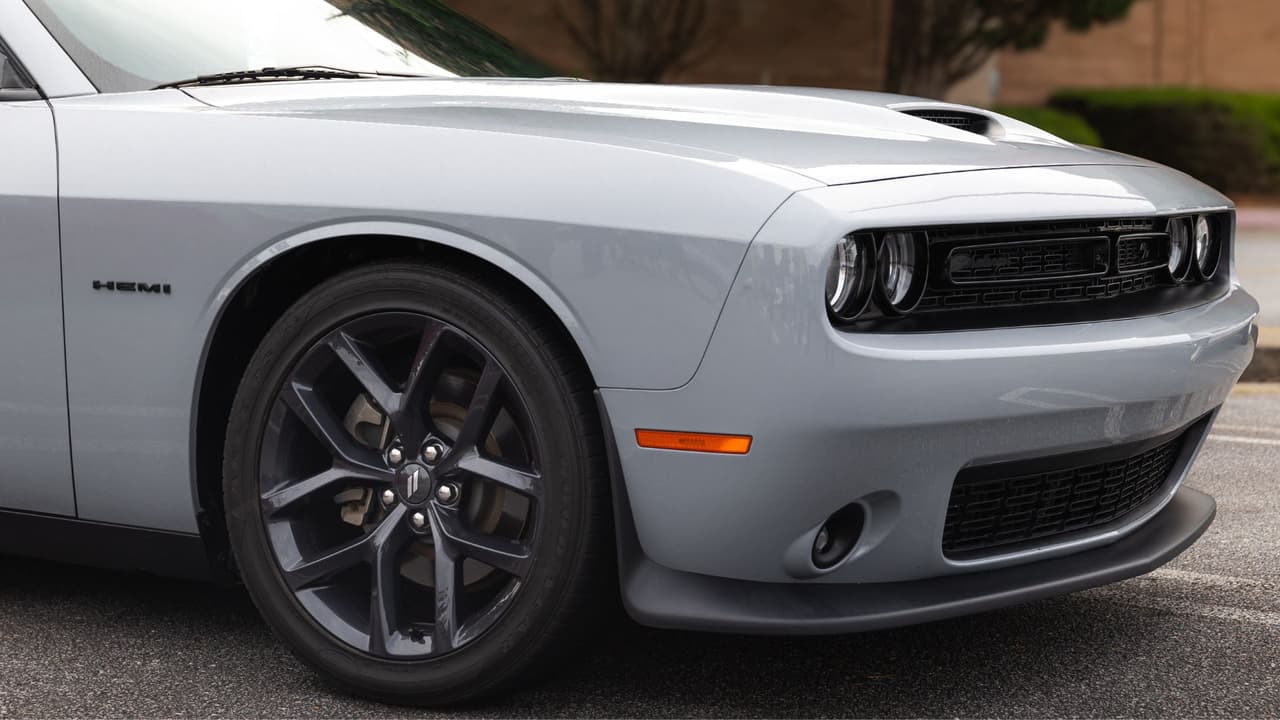 <h3 class="cms-H3-H3">📉 Tendencias en 2025: ¿Mejoran las cifras? </h3>
<br>
<br>A nivel estatal,
<b>Texas experimentó una disminución de 16% en los robos de vehículos en 2024</b> en comparación con el año anterior. En el área de Dallas, los robos de autos
<b>disminuyeron 15% en 2024 respecto a 2023</b>, cuando se reportaron
<b>más de 18,000 vehículos robados.</b>
<br>Sin embargo, los modelos mencionados anteriormente siguen siendo los más vulnerables,
<b>especialmente en áreas como South Dallas, Oak Cliff y East Dallas.</b>