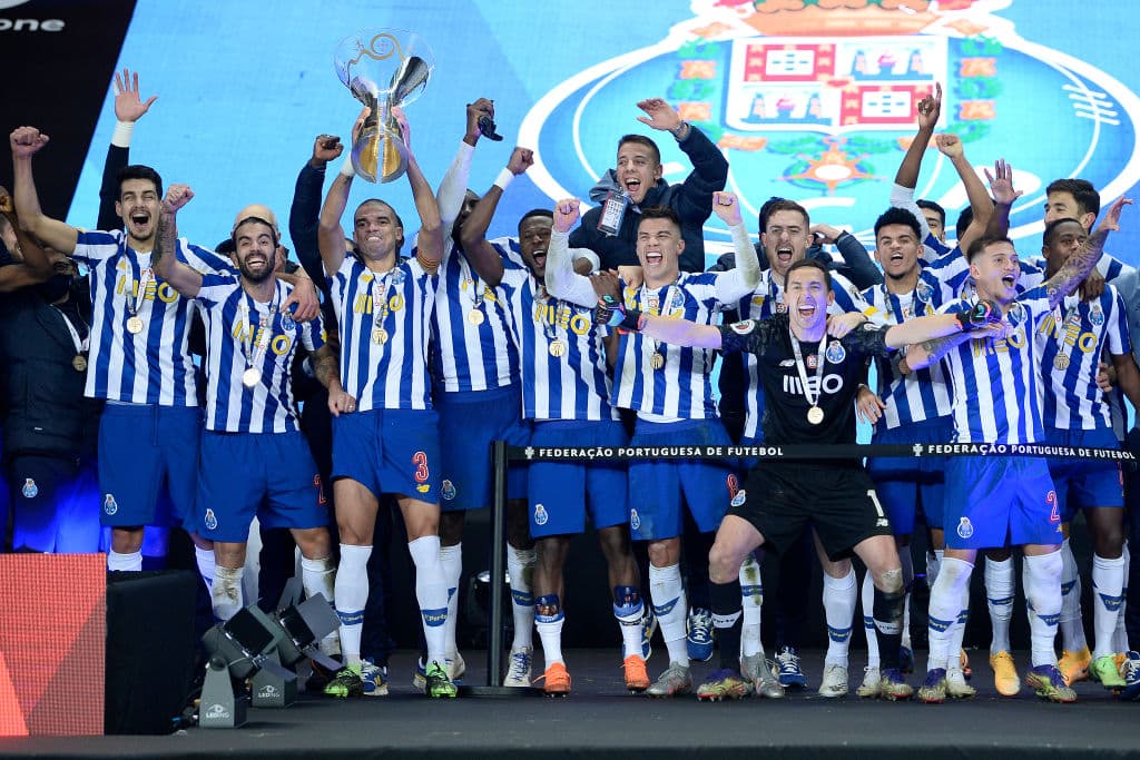 ¡Así festejó el Porto de Tecatito el triplete de Portugal! | Las espectaculares postales de la celebración de la vigesimosegunda Supercopa de los Dragones.