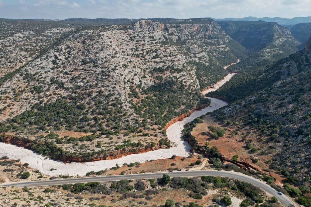 Vista aérea muestra las secuelas de las inundaciones repentinas causadas por la tormenta Daniel en la ciudad de Susa, en el este de Libia, el 16 de septiembre de 2023. Dos represas que estallaron en una tormenta con fuerza de huracán, desatando un muro de agua que mató a miles de personas en el puerto libio de Derna, estaba resquebrajado desde 1998.
