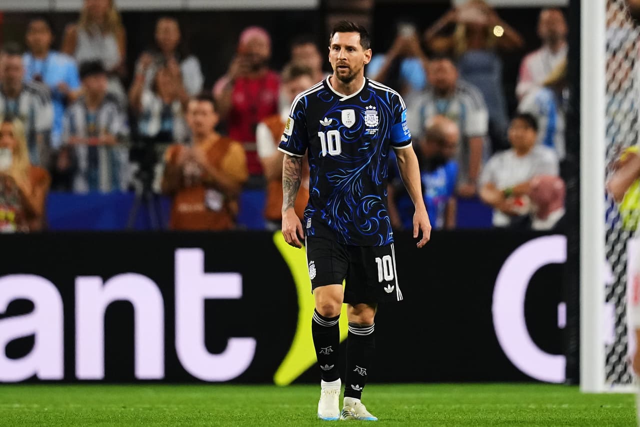 Lionel Messi se pone en acción durante el encuentro deportivo.