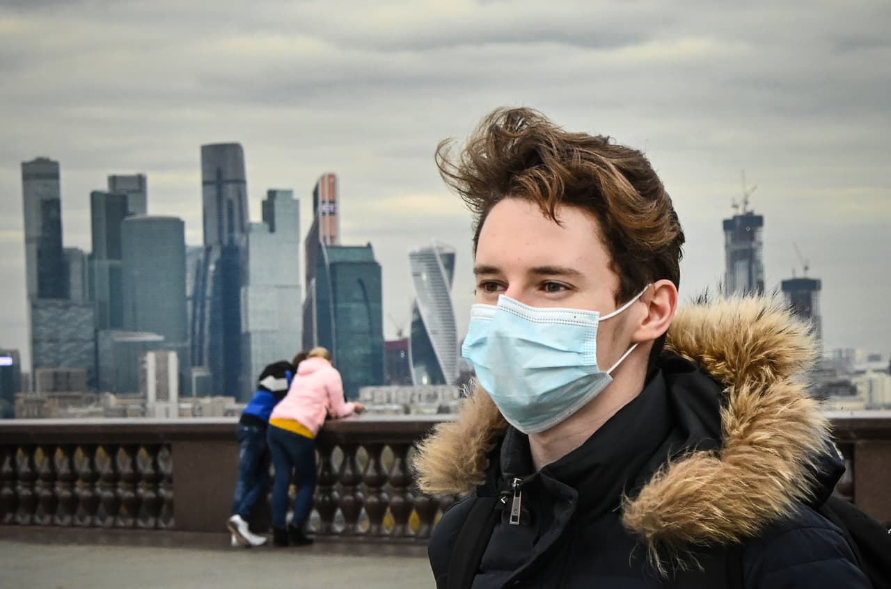 Las bajas temperaturas que llegaron al norte de Texas han enfriado el ambiente, pero también han hecho aumentar las preocupaciones de las autoridades de salud porque “hay una posibilidad que el coronavirus dure más en clima frío,” dijo la doctora Susana Lazarte, médico infectóloga del hospital Parkland de Dallas.