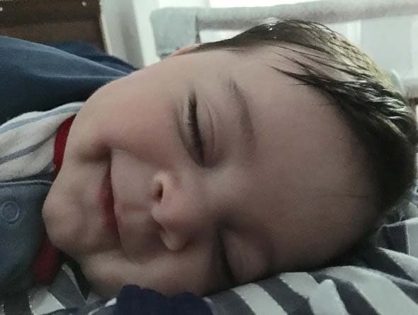 Hasta durmiendo es el bebé más precioso.