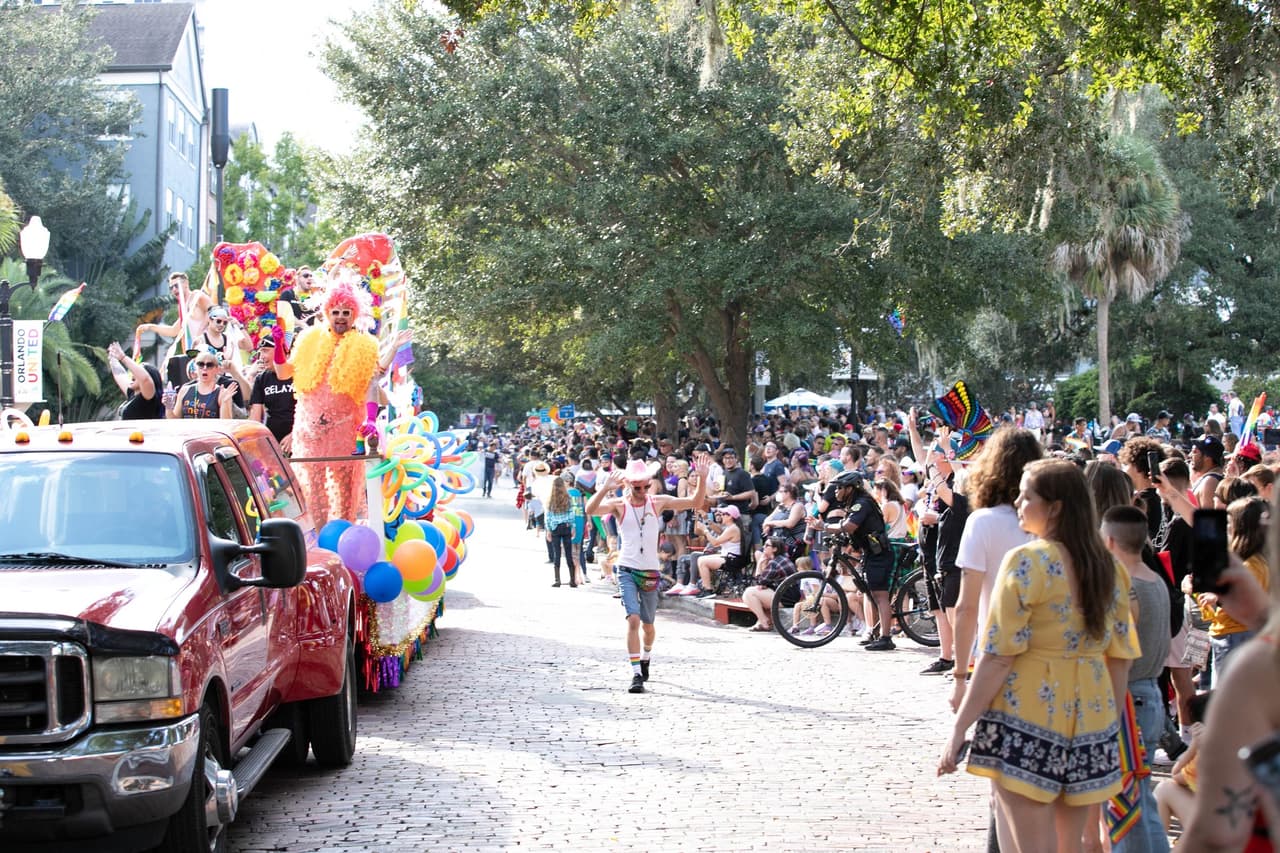El festival y desfile "Come Out Pride Orlando" reunió el sábado 15 de octubre a miles de personas en el Parque Lake Eola que celebraron la diversidad y el Orgullo de la comunidad LGBTQ+ de Florida Central.