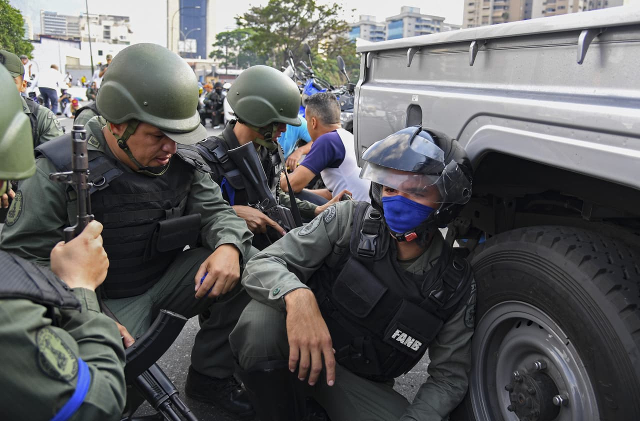 Militares leales a Guaidó y a Maduro se han enfrentado frente a la base militar la Carlota. Al menos
<b><a href="https://www.univision.com/noticias/america-latina/imagenes-fuertes-una-tanqueta-militar-arrolla-a-manifestantes-contra-maduro" target="_blank">una tanqueta se lanzó contra los manifestantes. </a></b>