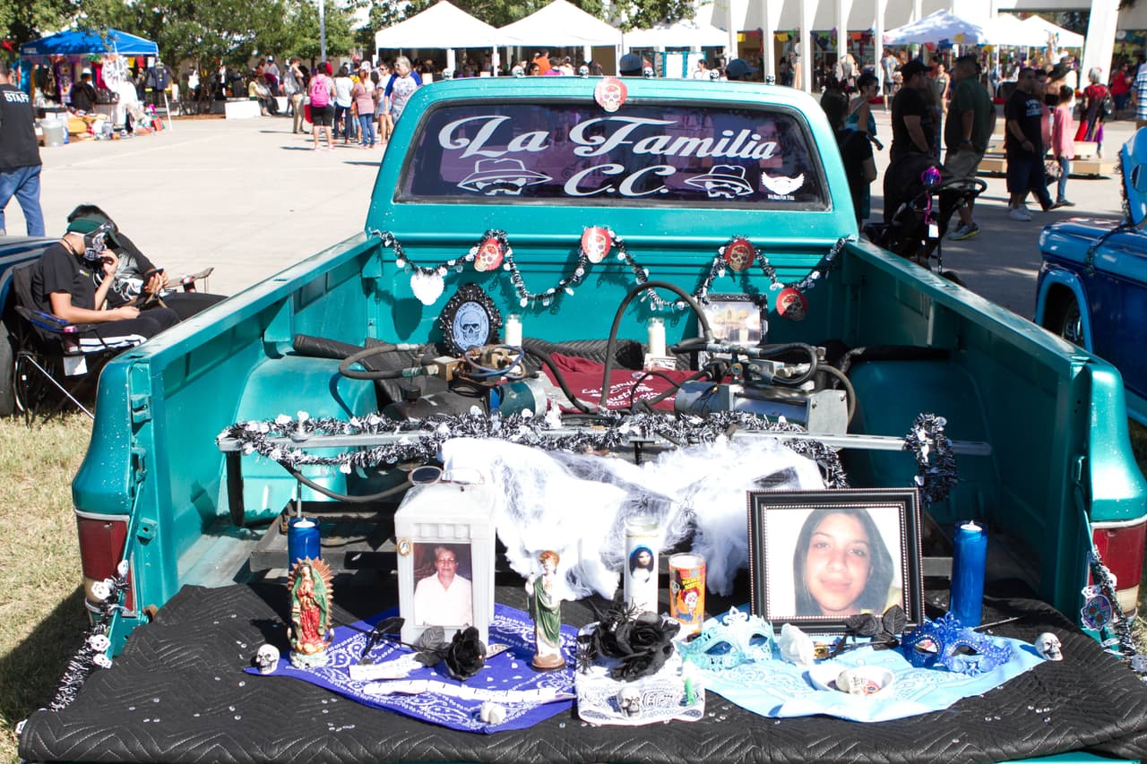 Altares, música, piñatas, papel picado, exhibición de autos antiguos, calaveras, pan de muerto y caritas y manitas pintadas hicieron parte del evento del 'Día de los Muertos' organizado en el Centro Cultural Mexico-Americano de Austin.