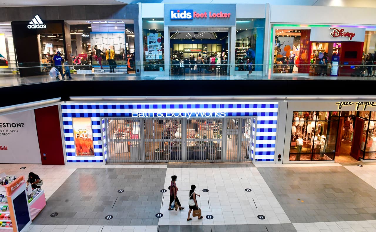 Los
<b>centros comerciales en espacios internos</b> pueden aumentar la capacidad al 50% y las áreas comunes permanecen cerradas; los patios de comidas pueden abrir al 25% de su capacidad siguiendo las pautas del restaurante para cenas en el interior.