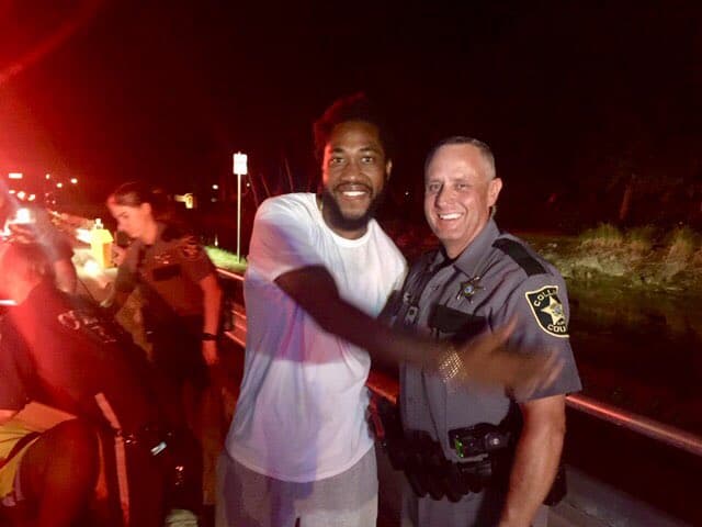 Oficial detiene un carro por exceso de velocidad y termina trayendo al mundo a una bebé