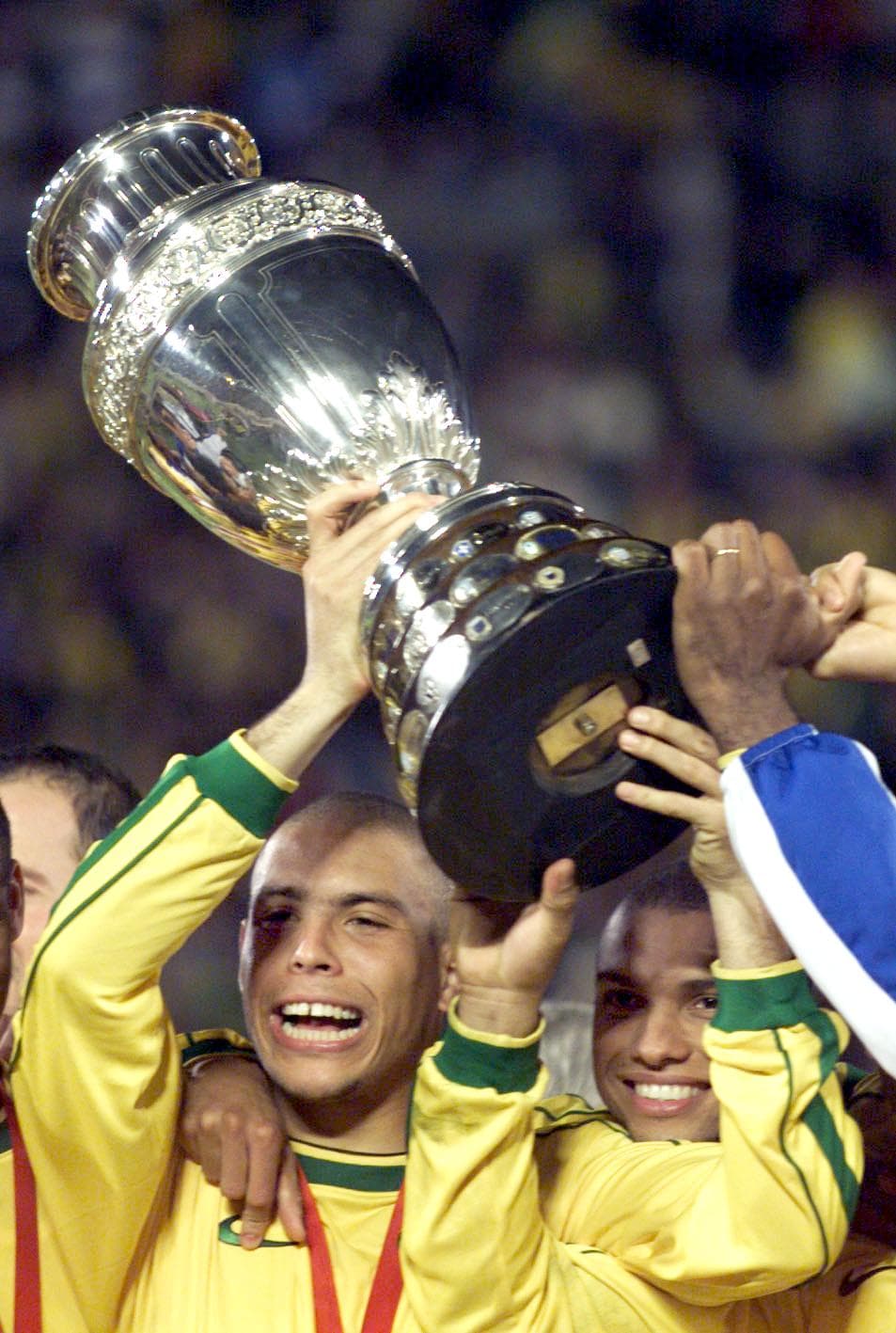 'El Fenómeno' volvió a brillar con 'El Scratch' tras la decepción del Mundial y salió de nuevo campeón en la Copa América de 1999, siendo además el máximo goleador del certamen.