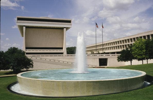 <b>LBJ Library and Museum </b>
<br>Ubicado en un sitio de 30 acres en la Universidad de Texas en el campus de Austin, la Biblioteca Presidencial LBJ es una de las 14 bibliotecas presidenciales administradas por la Administración Nacional de Archivos y Registros. En la biblioteca, los visitantes experimentarán la vida y los tiempos de Lyndon B. Johnson y la era de su administración: la turbulenta década de 1960.