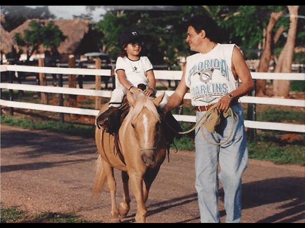 El empresario aseguró que la joven heredó el talento vocal de su famoso padre: "(Canta) precioso, no lo hurtó, lo heredó", afirmó.