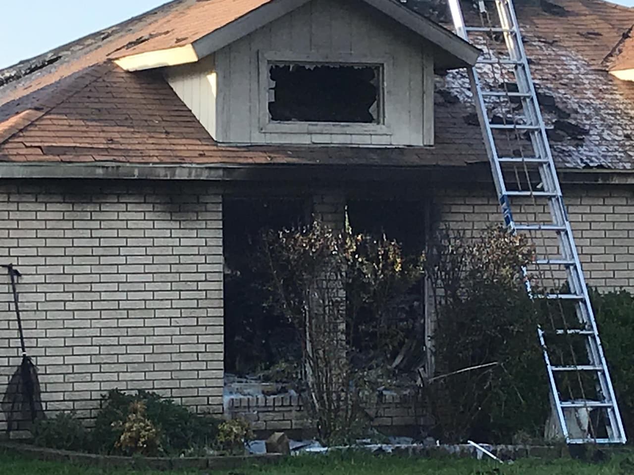 En la casa residían, una mujer y su hijo adulto. Ambos fueron llevados al centro de quemados en Medical City Plano.
