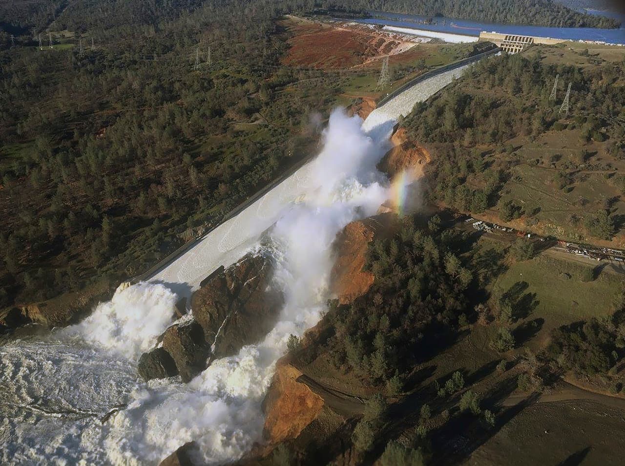 La carrera contra el reloj para prevenir un desastre en la represa Oroville