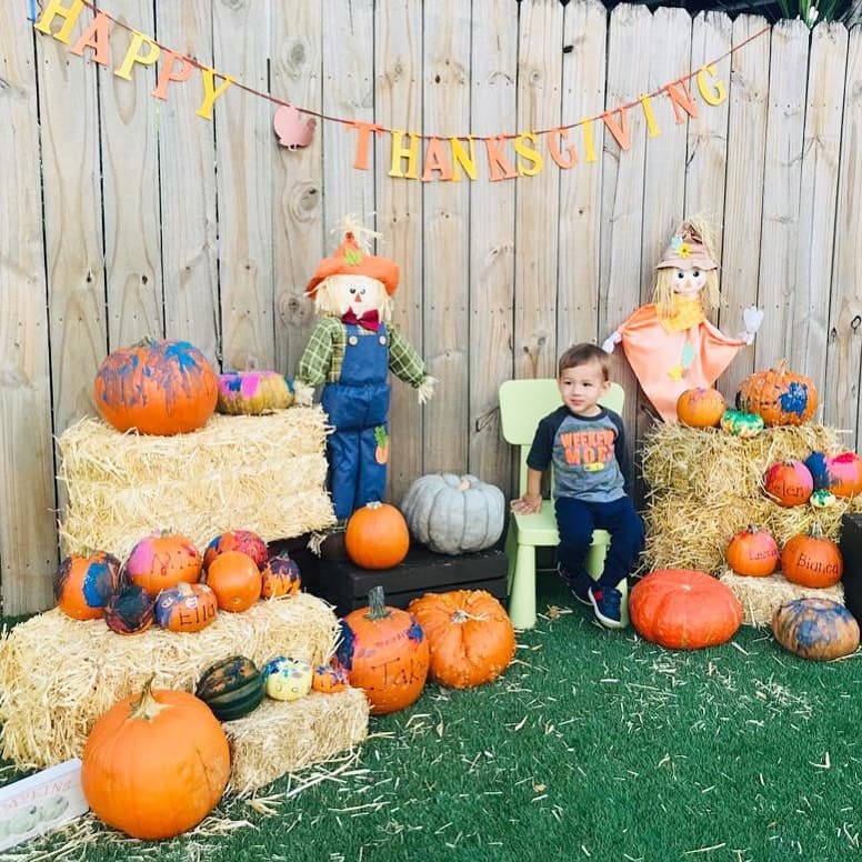 Esta última semana de noviembre, Liam también posó en un set
<a href="https://www.univision.com/shows/despierta-america/los-conductores-de-despierta-america-comparten-los-mejores-momentos-de-la-tradicional-celebracion-de-thanksgiving-fotos" target="_blank">especial de 'Thanksgiving'</a>, y el orgulloso padre no perdió la oportunidad de presumir la foto en su cuenta de Instagram.