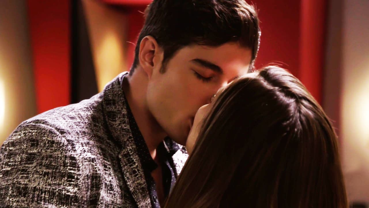 Para demostarle a Ryan que le había ganado su cariño, la besaba frente a él.