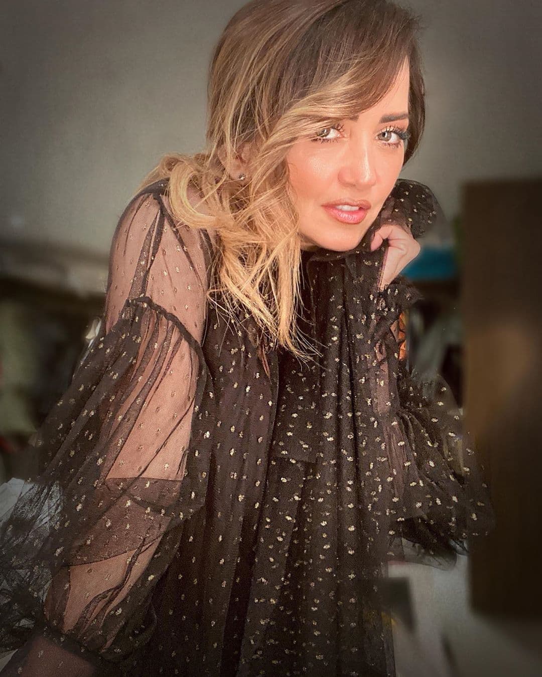 “Ya no somos contagiosos. El virus tiene un lapso donde está activo y eres contagioso, pero ya no. Son los primeros días que aparecen los síntomas”, dijo ante la compañía virtual de Galilea Montijo y Paul Stanley.