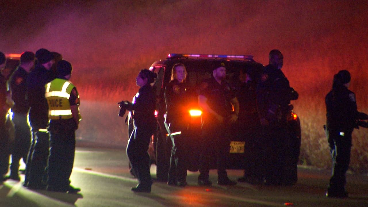 Los primeros en atender el llamado fueron los bomberos, quienes hallaron a un hombre que pensaron había sido atropellado.