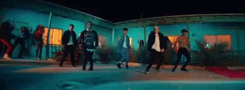 En el video, chicos de CNCO están rodeados de mujeres en lo que parece ser una fiesta. Como era de esperar, los cantantes ofrecen una coreografía de infarto.