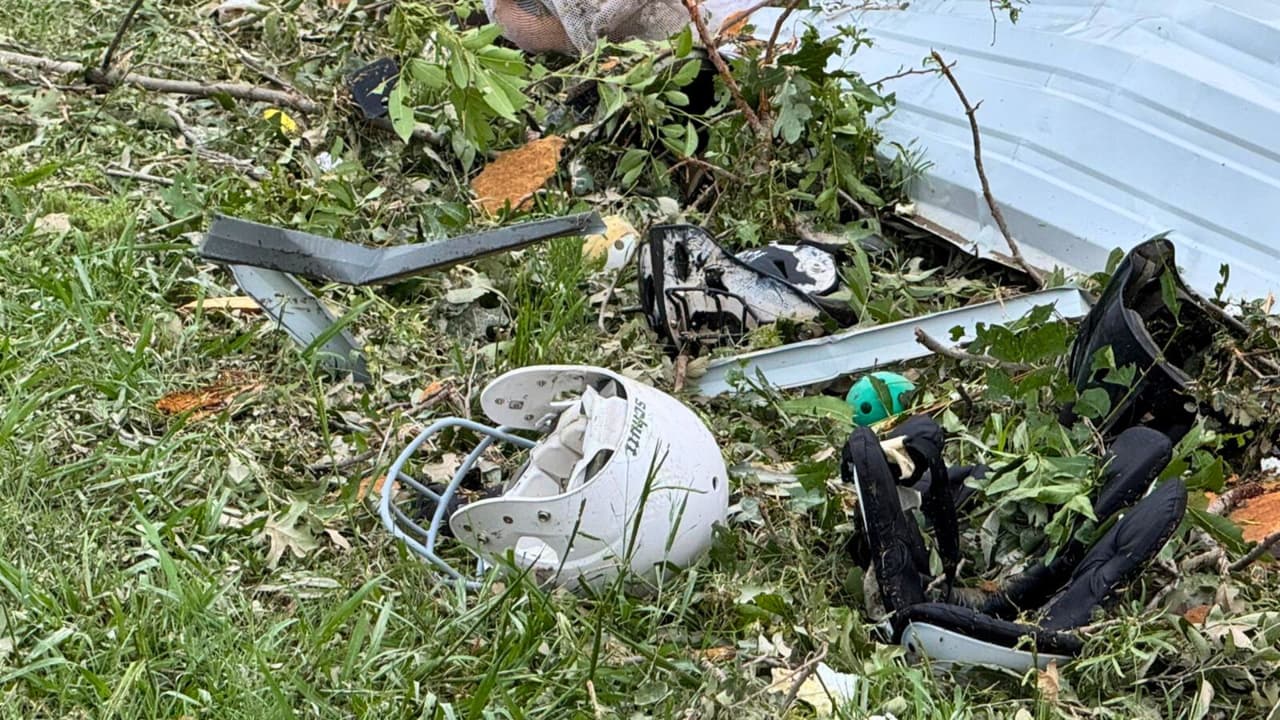 Artículos deportivos de los estudiantes aparecieron esparcidos a varios metros de distancia,
<b>una muestra clara de la fuerza con la que azotó la naturaleza.</b>