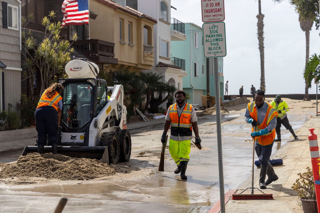 Trabajadores del Departamento de Obras Públicas de Long Beach realizan labores de limpieza a lo largo de la península de Alamitos en Long Beach, California, afectada por la tormenta tropical Rachel, el domingo 11 de octubre de 2026.