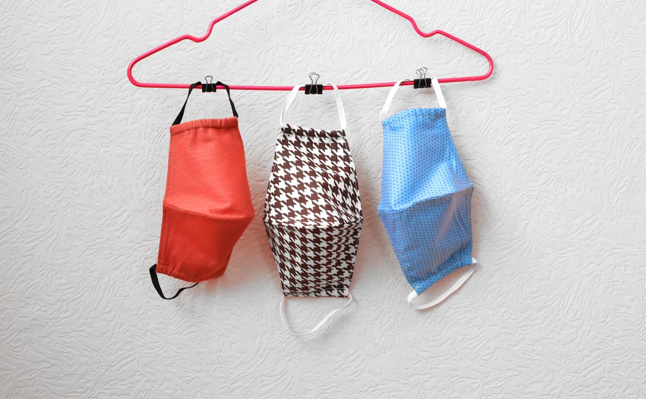 No es necesario comprar un jabón especial, se recomienda usar el mismo detergente que usas para lavar tu ropa.