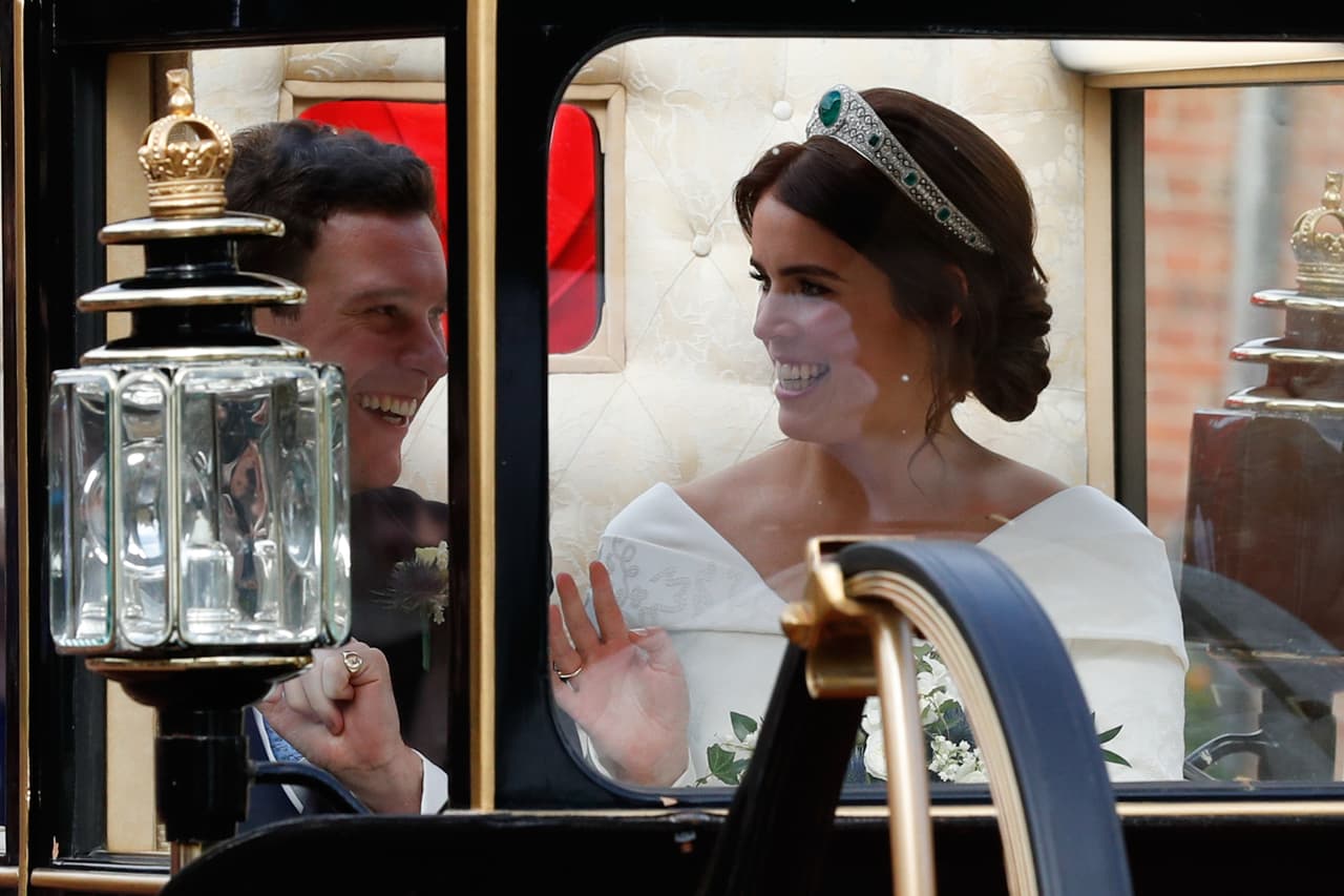 Irradiando felicidad, la princesa Eugenie y Jack Brooksbank por las calles de Windsor.
