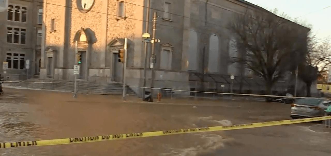 Aunque el flujo de agua parecía estar disminuyendo alrededor de las 7:45 a. m., los problemas para los residentes y los equipos de emergencia continúan.