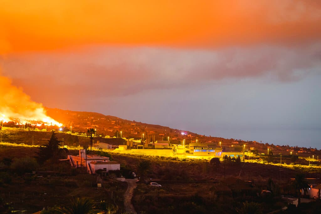 Este lunes
<a href="https://www.eldiario.es/canariasahora/lapalmaahora/ultima-hora-explosion-volcan-palma-20-septiembre_6_8317086.html" target="_blank">la lava sigue abriéndose paso</a> por la isla y
<b>se espera que llegue a la costa antes de que termine la jornada</b>. Avanza a una velocidad de casi media milla, 700 metros, por hora.