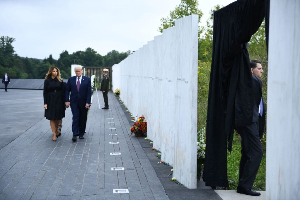 El presidente Donald Trump y la primera dama Melania Trump se retiran después de asistir a una ceremonia para conmemorar el 19 ° aniversario de los ataques del 11 de septiembre, en Shanksville, Pensilvania.