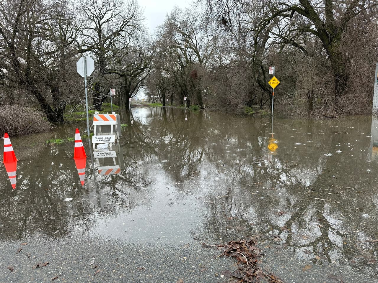 SACRAMENTO, California. – Las lluvias que llegaron a la región del Valle de Sacramento han comenzado a
<b>desbordar algunas zonas del río Americano</b>, principalmente en la parte norte de Downtown.