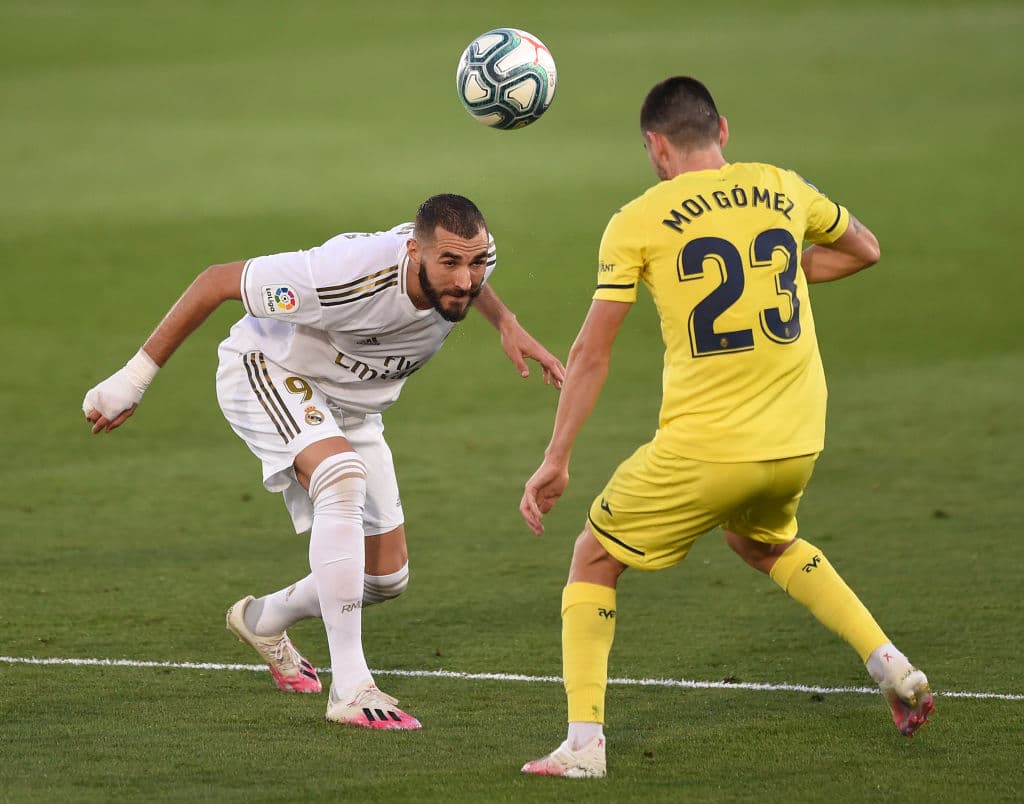 Karim Benzema se muestra activo por todo el terreno de juego y se ha convertido en un dolor de cabezapara la defensa.