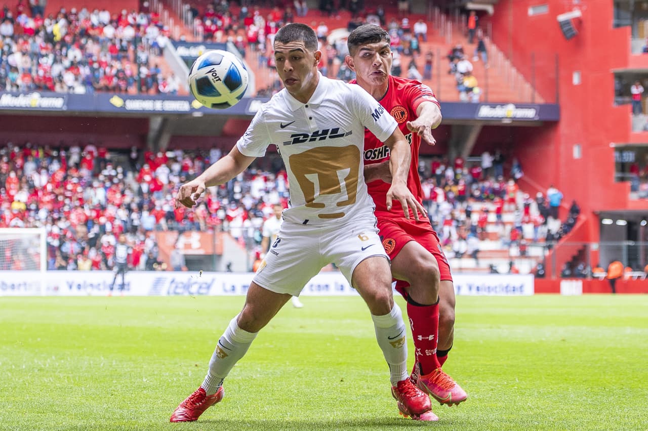 Toluca se impone en su casa 2-1 ante los Pumas de la UNAM, durante las séptima fecha del torneo de Apertura 2021 de la Liga MX. Juan Ignacio Dinneno abrió el marcador al minuto 8' tras cobrar un penal, sin embargo, los 'Diablos Rojos' remontaron con anotaciones de Rubens Sambueza (19') y Alexis Canelo (70').