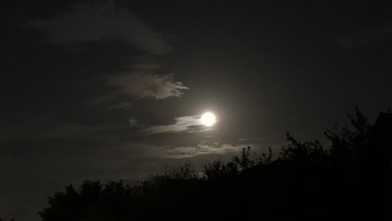 Se pronostica que la luna pueda verse de esta manera este lunes 26 y martes 27 de abril.