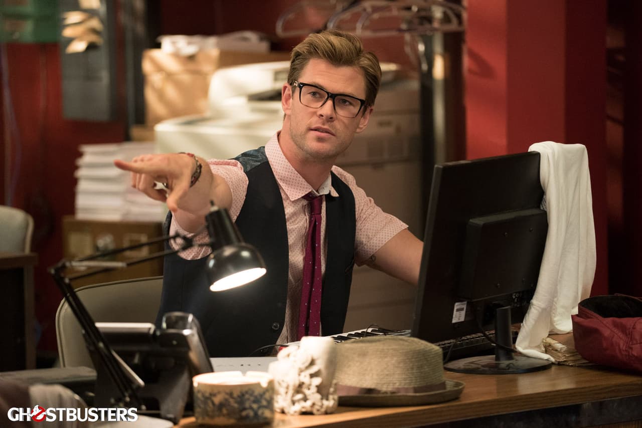 Chris Hemsworth es el secretario 'nerd' de las chicas en la nueva 'Ghostbusters'.