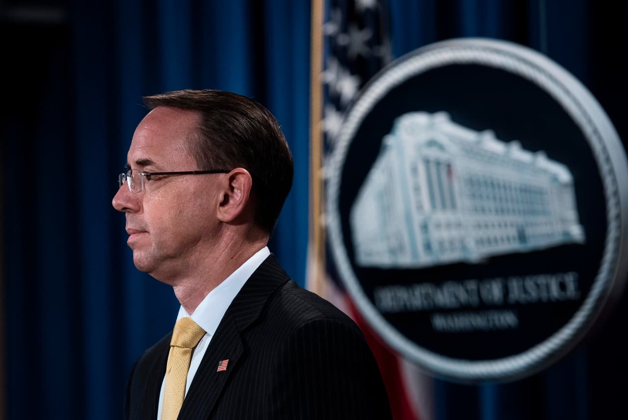 <b>Rod Rosenstein,</b> el número dos del Departamento de Justicia, anunció su renuncia efectiva a partir del 11 de mayo. Fue quien nombró y supervisó la fiscalía especial de Robert Mueller, algo que lo puso en confrontación con la Casa Blanca. Duró dos años en el cargo.