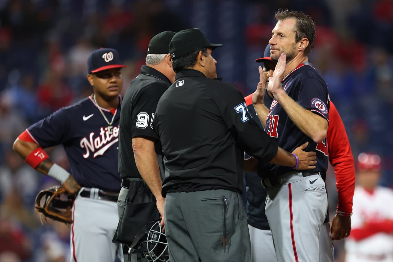 El pitcher Max Scherzer luce molesto durante la inspección de los umpires.