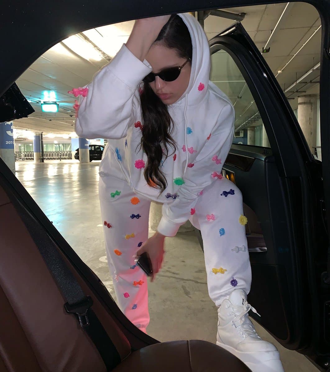 Rosalía le preguntó de todo: "¿Cuál es el último par de gafas de sol que compraste? ¿Planeas teñir tu cabello pronto? ¿Cuál es la diferencia entre Benito y Bad Bunny?". Pero la verdad llegó cuando la española le dijo: "¿Cuál crees que es el mayor error que tienen las personas sobre ti?".