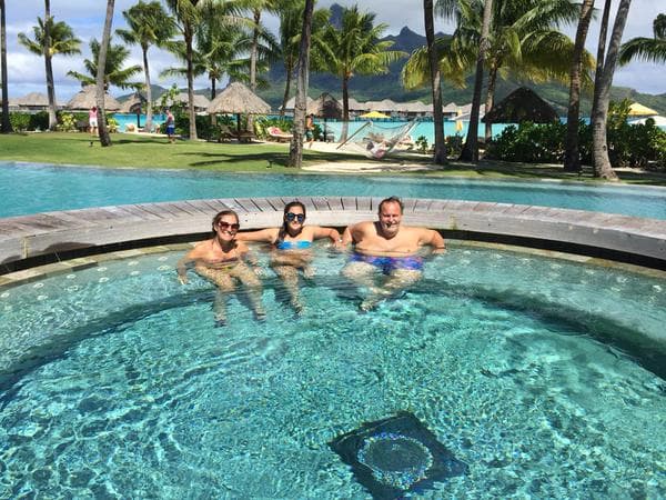Milly se unió a este baño de sol en la piscina.