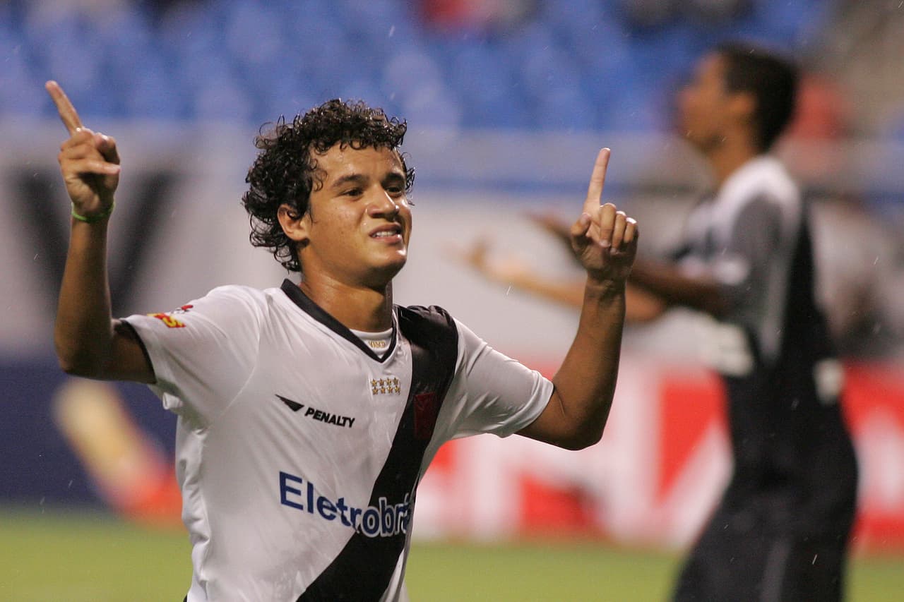 Se hace profesional en el Vasco, su segundo hogar en Brasil, pues ahi se formó como jugador.