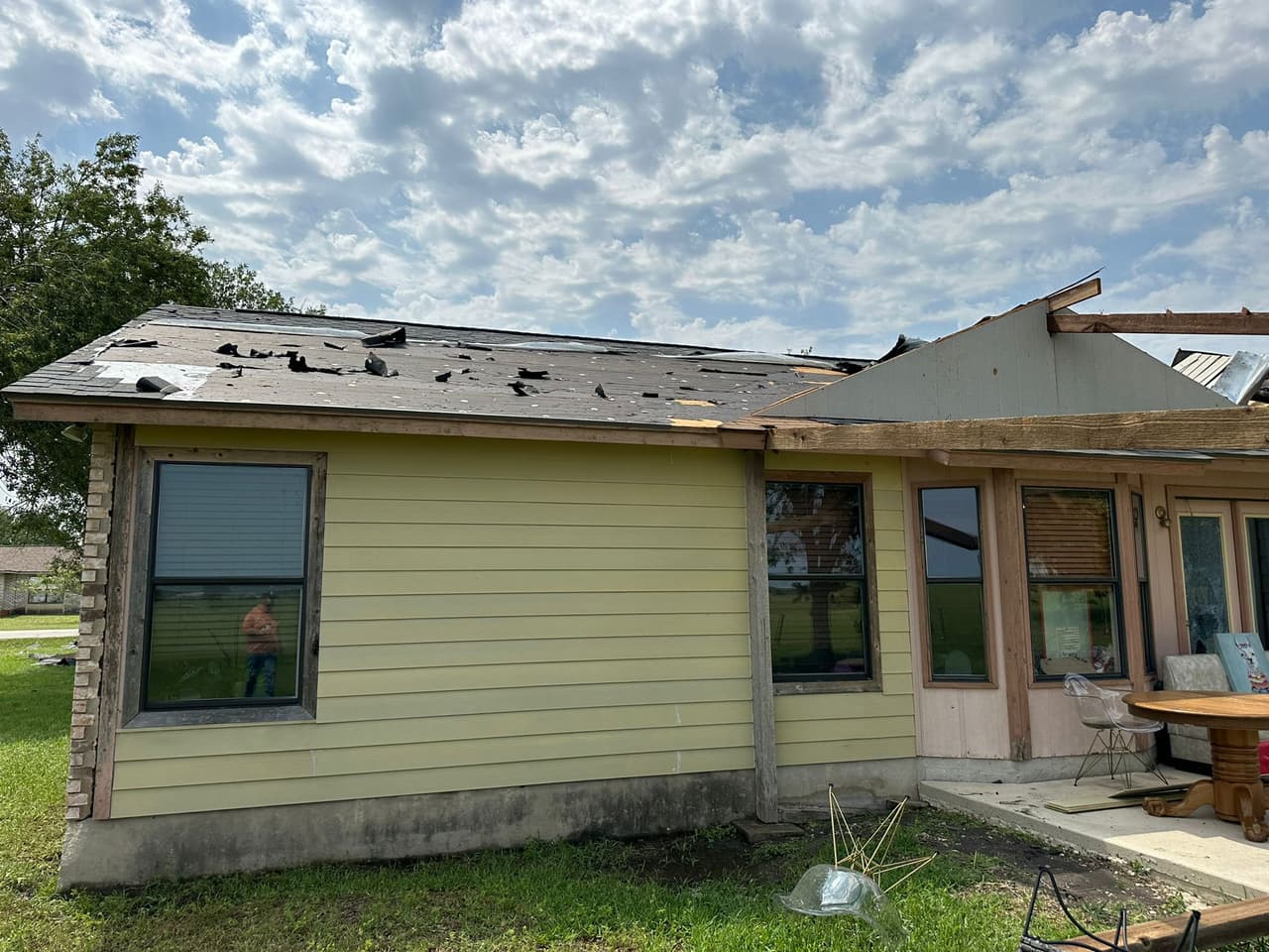 Las tormentas destruyeron tejados, derribaron árboles, rompieron ventanas y destrozaron jardines.